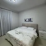 Golden Tower Center Apartment *